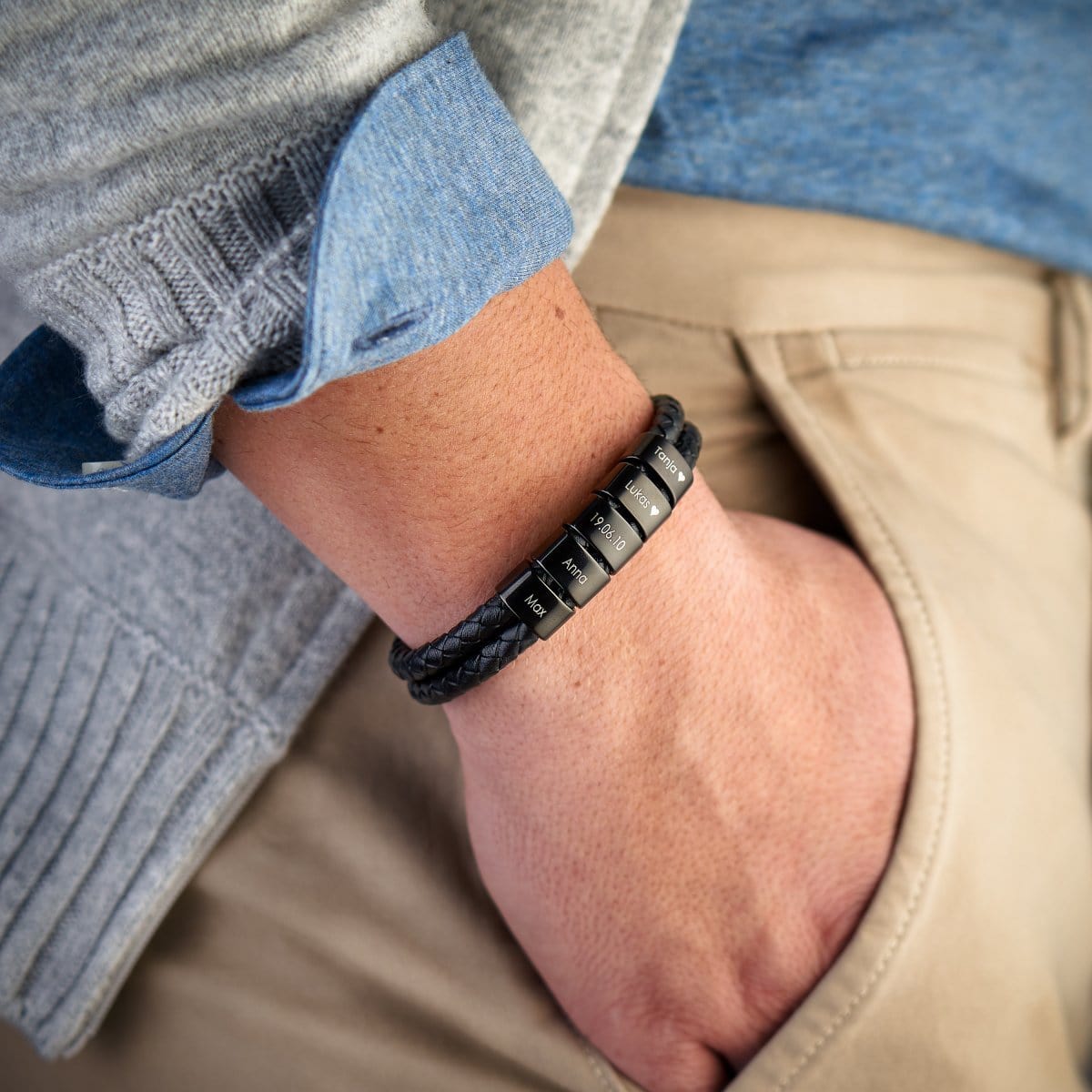 Bracelet en cuir avec perles noires gravées