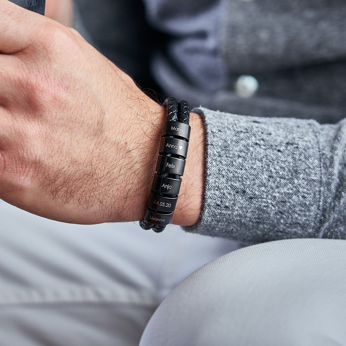 Bracelet en cuir avec perles noires gravées